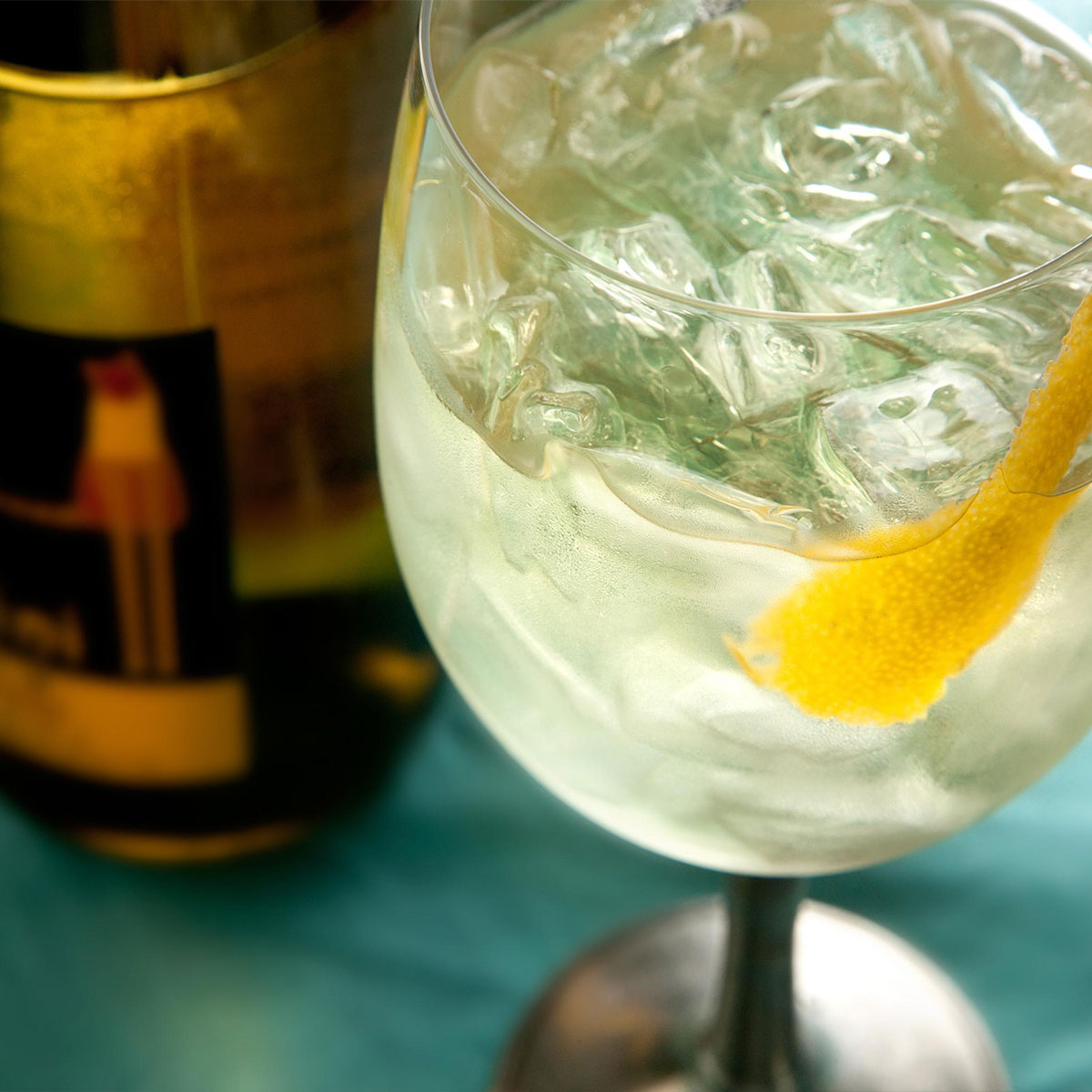White wine cocktail with elderflower syrop & ginger